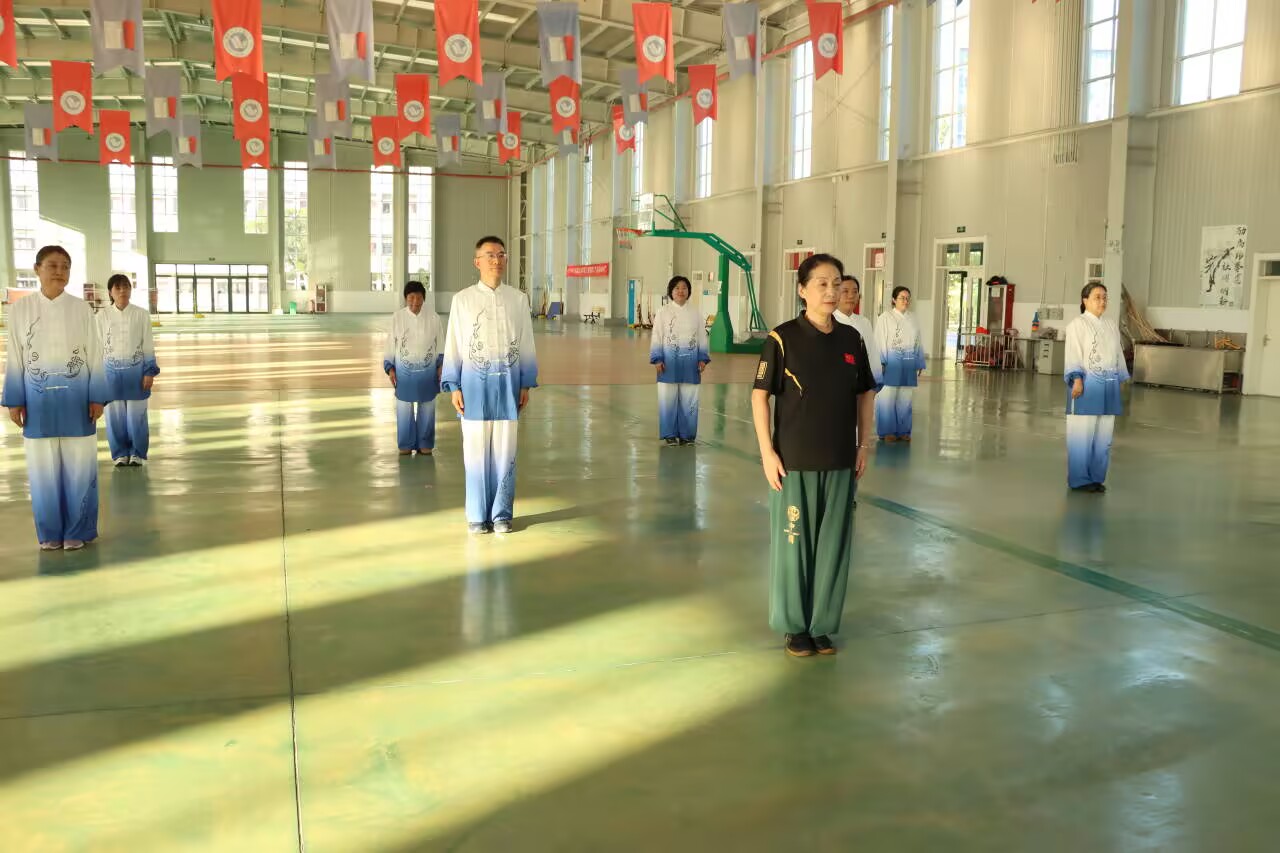 我校教职工八段锦展演活动圆满结束