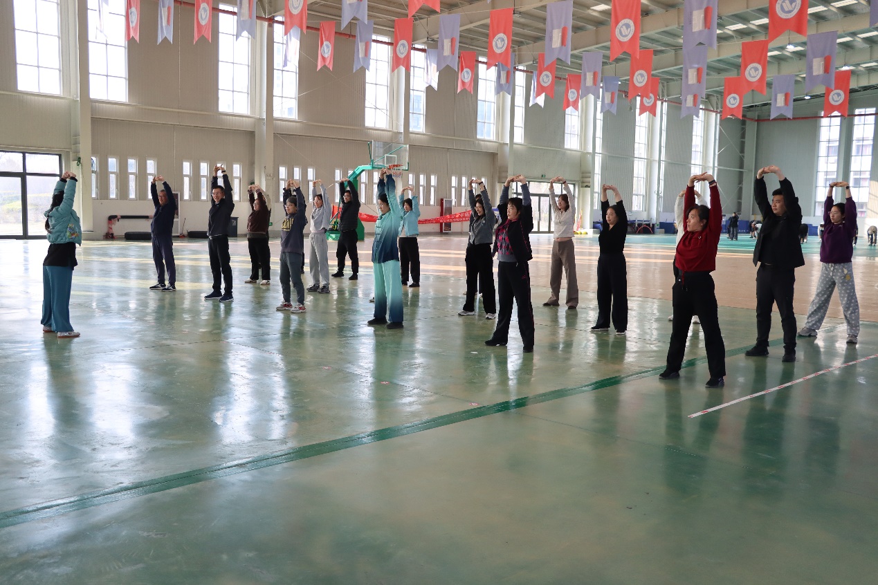 学校太极培训班正式火热开课  三十余名教师齐聚一堂，共同习练八段锦